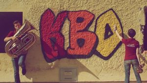 "KBO" als Graffiti auf einer Hauswand.